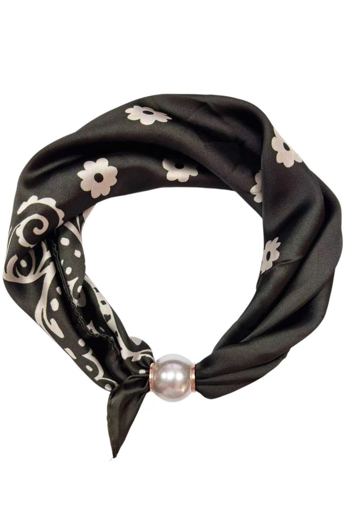 Svart scarf med vitt blommönster och dekorativ pärla i mitten, vikt i loop | BEST ANGEL | Lilla Hem