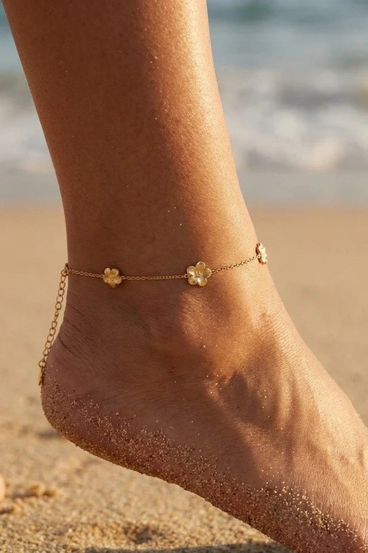 Guldkedja med blomdetaljer runt ankeln, buren på strand | Beli & Jolie | Lilla Hem