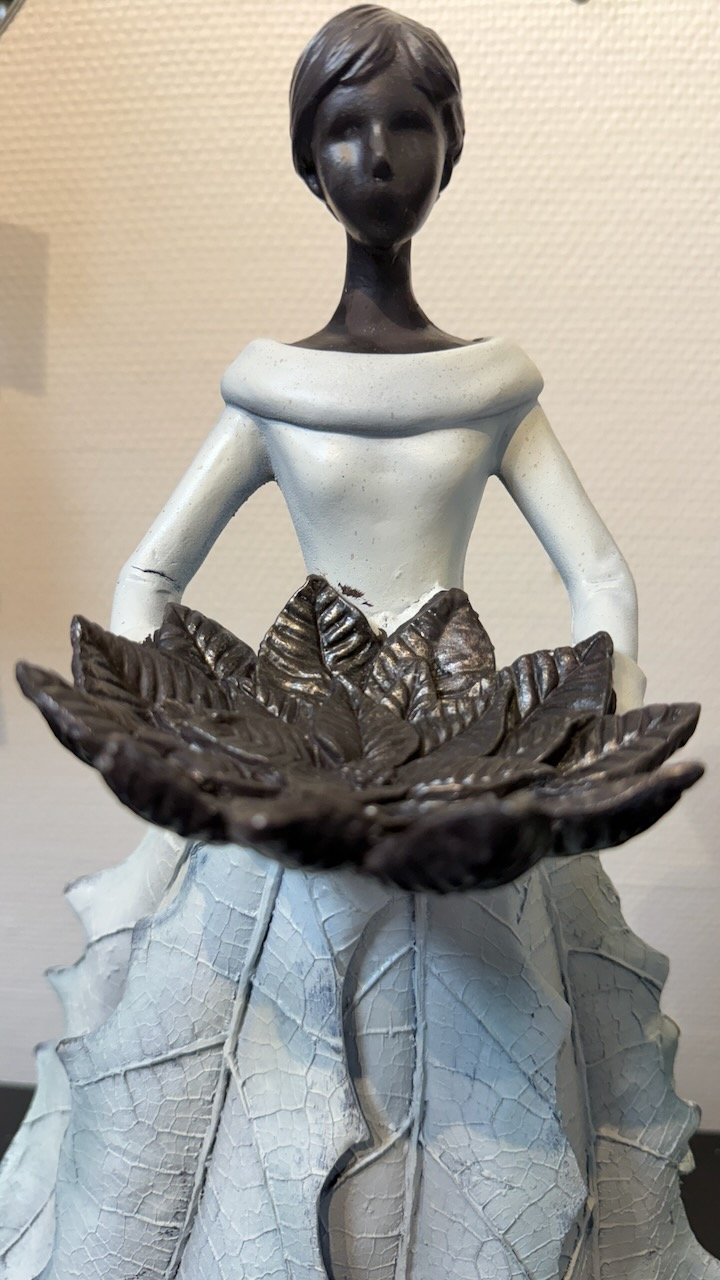 Trädgårdsfigur Flicka med Fat i Antikvit/45Cm från Trademan - baksida | Lilla Hem