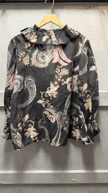 Mönstrad Blus med Volang i Ärm och Hals i Grå från Fashion by K - detalj | Lilla Hem