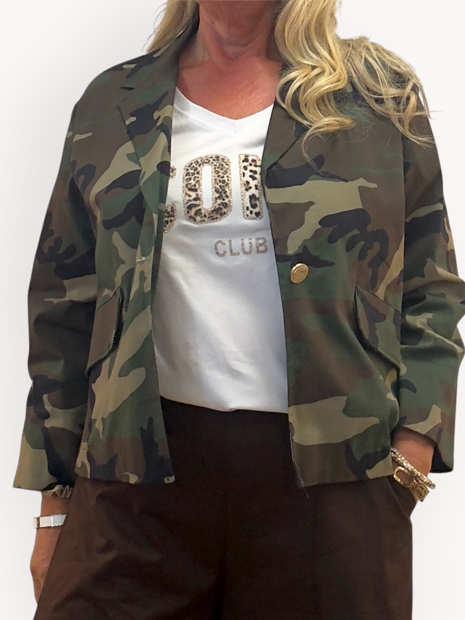 Modell bär kamouflageblazern öppen över vit t-shirt, sett framifrån | Gemini | Lilla Hem