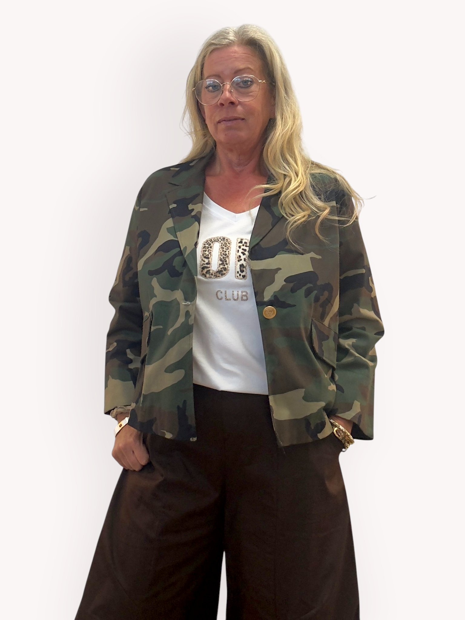Modell bär kamouflageblazern öppen över vit t-shirt, sett framifrån mot vit bakgrund | Gemini | Lilla Hem