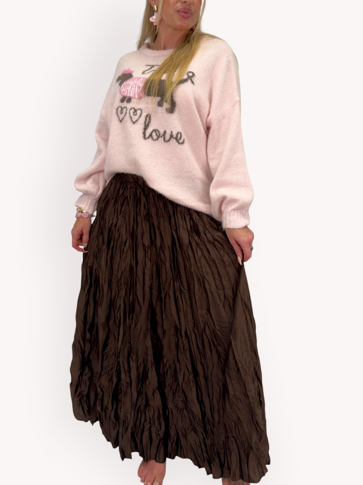 Modell bär rosa sweatshirt med tryck tillsammans med brunplisserad maxikjol, sett framifrån | Gemini | Lilla Hem