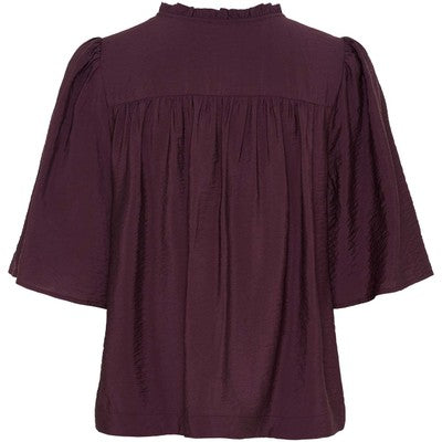 Burgundy blus med puffärmar och skrynklig textur, fotograferad framifrån på platt underlag | I SAY | Lilla Hem