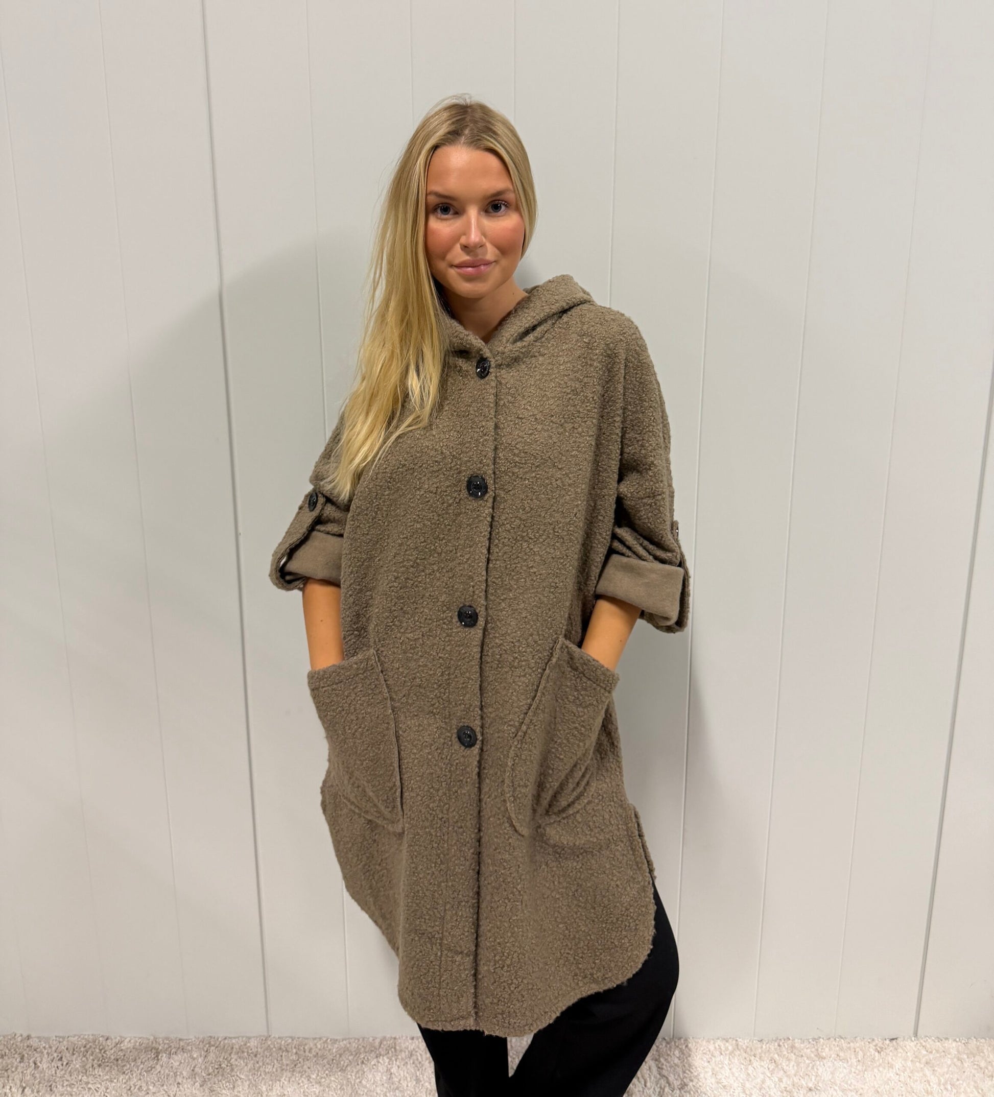 Modell bär beige teddykappa med huva, knäppning och fickor, sett framifrån | Jörlevik of Sweden | Lilla Hem
