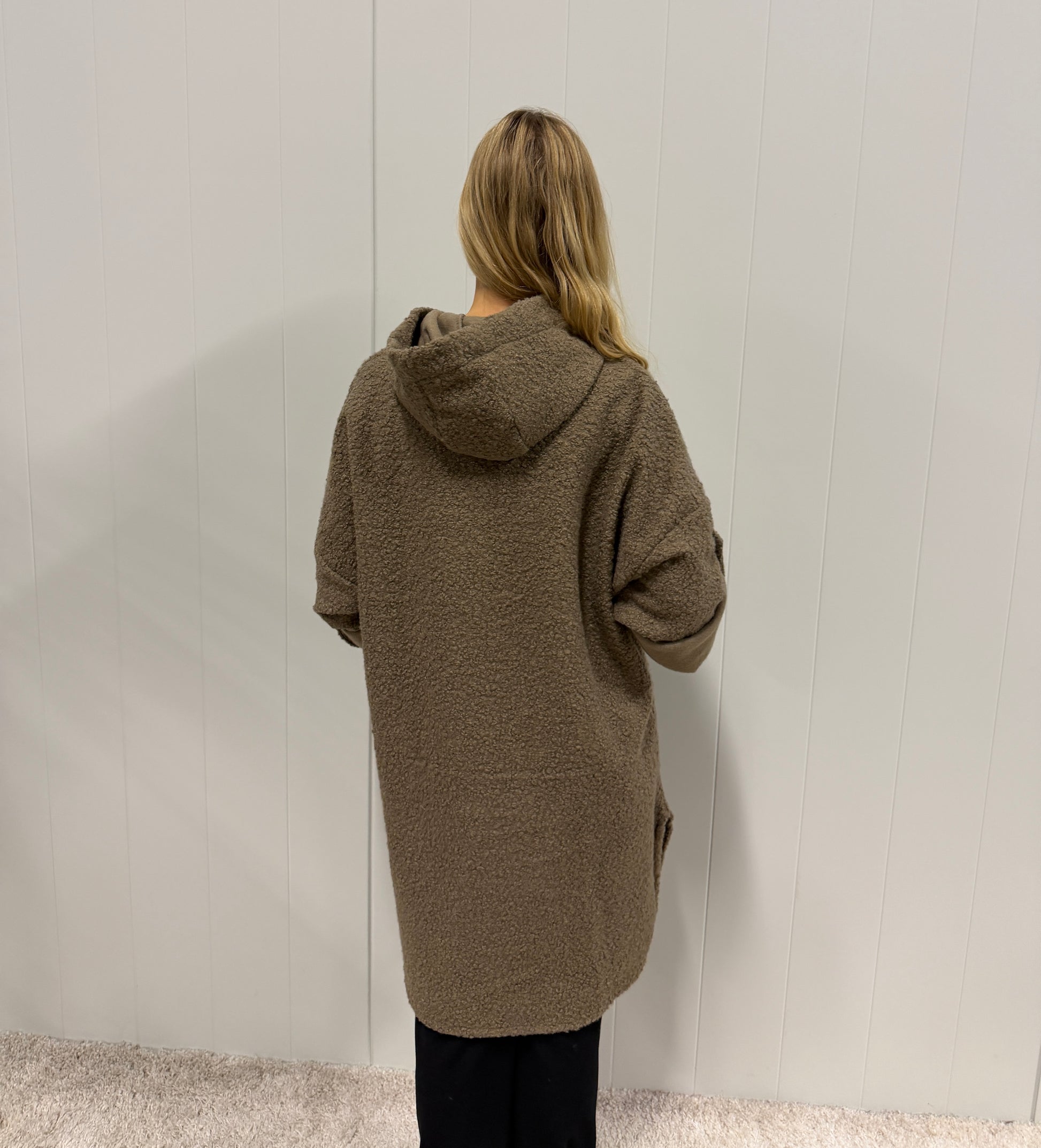 Modell bär teddykappa med huva sett bakifrån mot vit vägg | Jörlevik of Sweden | Lilla Hem
