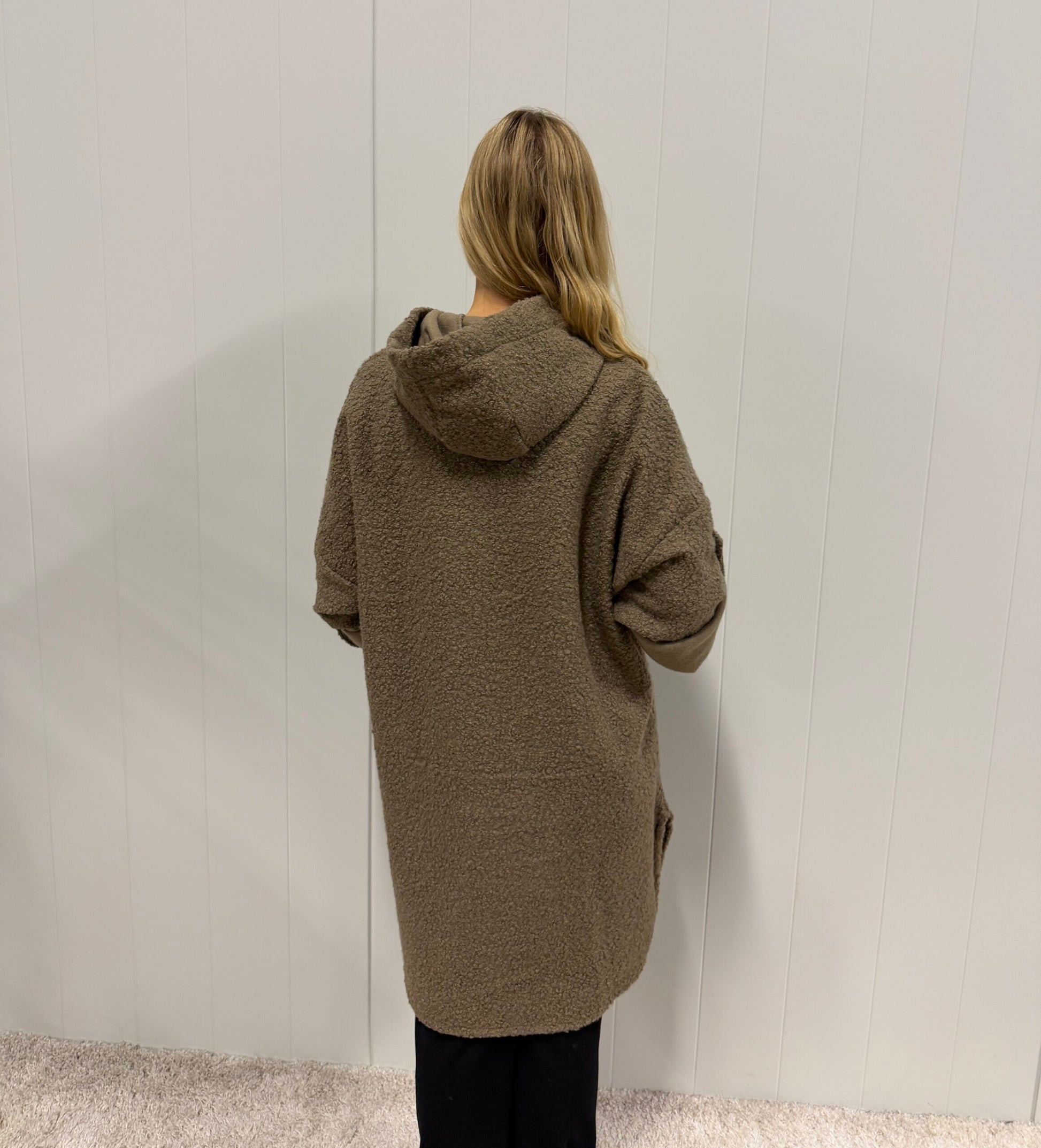 Modell bär teddykappa med huva sett bakifrån mot vit vägg | Jörlevik of Sweden | Lilla Hem