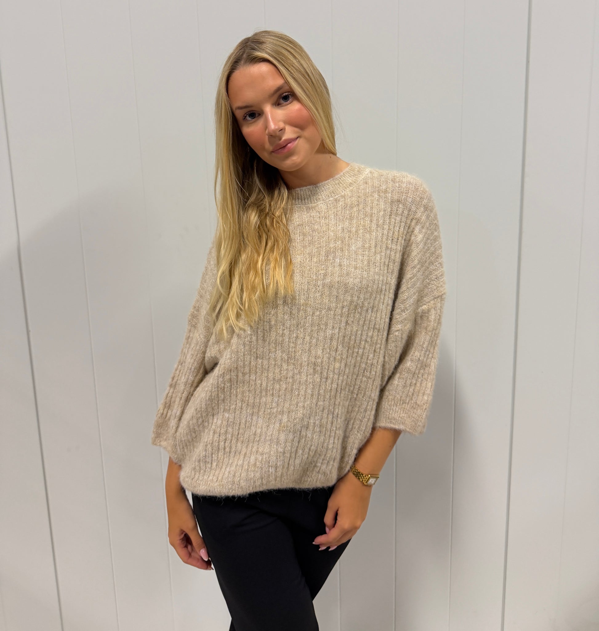 Modell bär beige ribbad sweater framifrån med svarta byxor | Jörlevik of Sweden | Lilla Hem