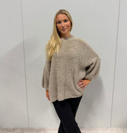 Modell bär beige stickad sweater med puffärmar och svarta leggings, sett framifrån | Jörlevik of Sweden | Lilla Hem