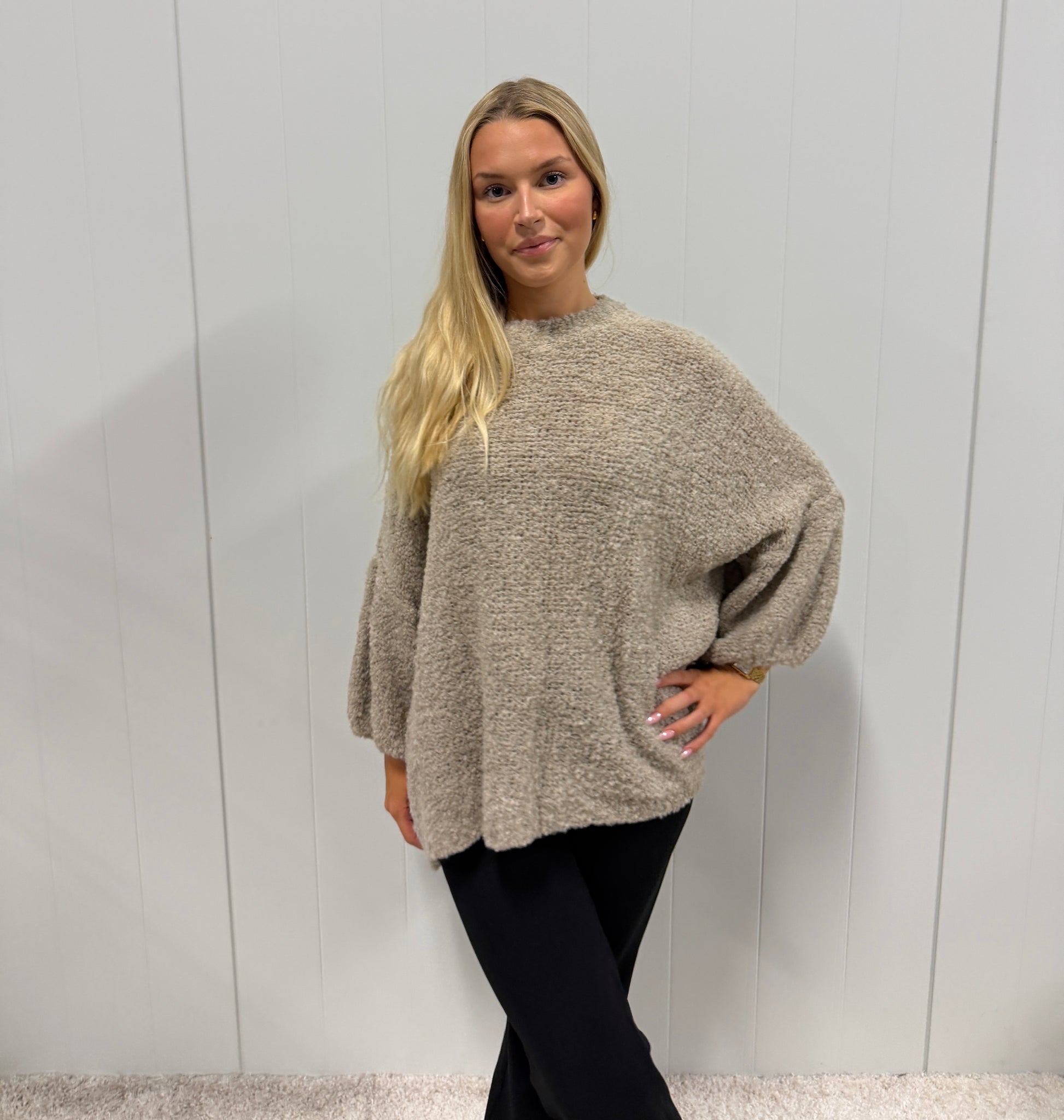 Modell bär beige stickad sweater med puffärmar och svarta leggings, sett framifrån | Jörlevik of Sweden | Lilla Hem