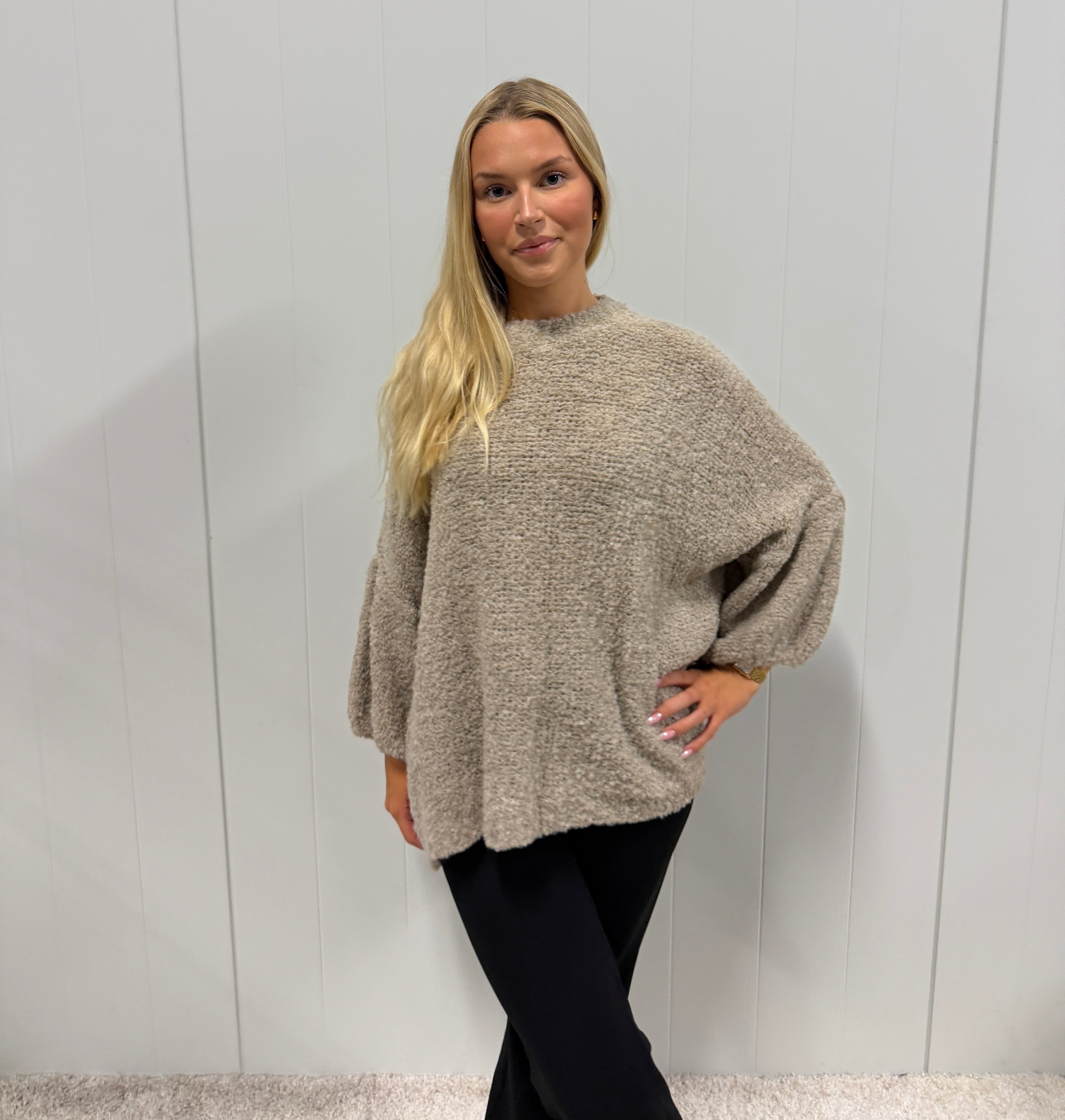 Modell bär beige stickad sweater med puffärmar och svarta leggings, sett framifrån | Jörlevik of Sweden | Lilla Hem