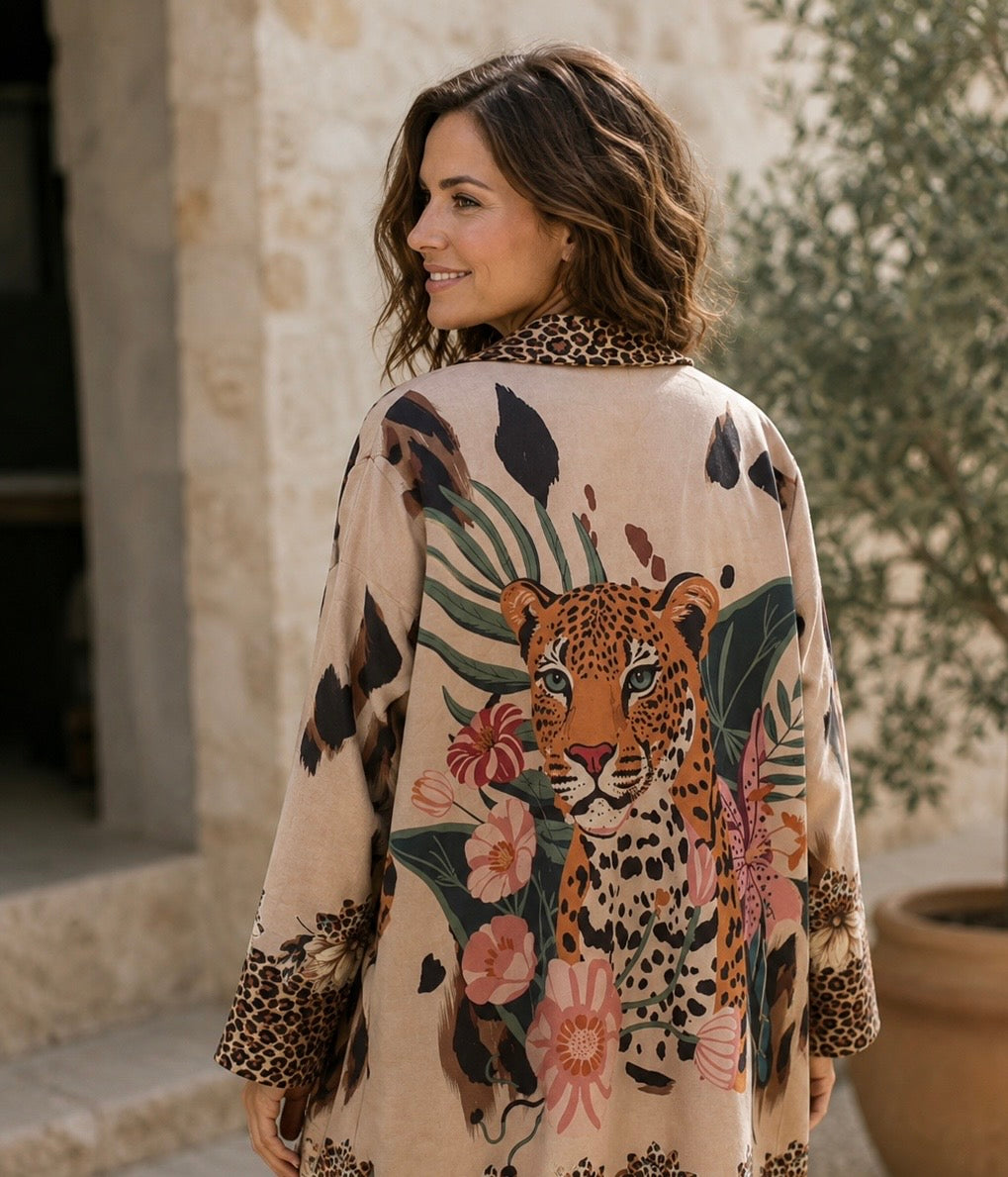 Modell bär kappan sett från sidan, visar leopardtryck, blomstermotiv och leopardkrage | Jörlevik of Sweden | Lilla Hem