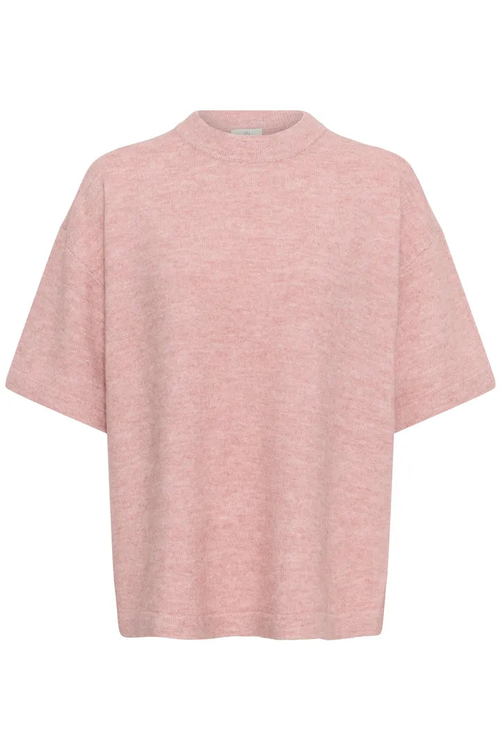 Rosafärgad stickad t-shirt i oversize-modell, framifrån mot vit bakgrund | KAFFE | Lilla Hem