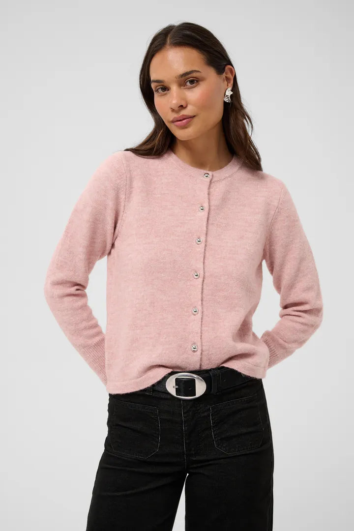 Modell bär rosa stickad kofta med knappslutning sett framifrån | KAFFE | Lilla Hem
