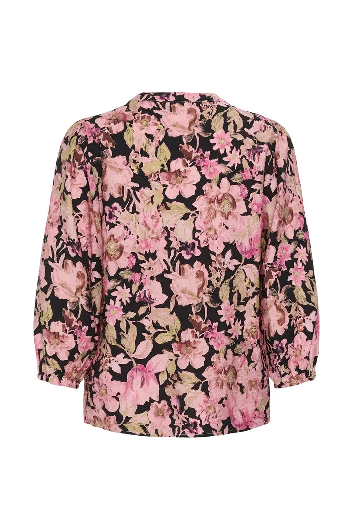 Blus med rosa och gula blommor på svart botten, sett framifrån mot vit bakgrund | KAFFE | Lilla Hem