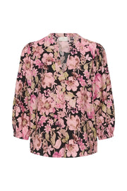 Blus med rosa och beiga blommor på svart botten, V-ringning och puffärmar, fotograferad framifrån | KAFFE | Lilla Hem