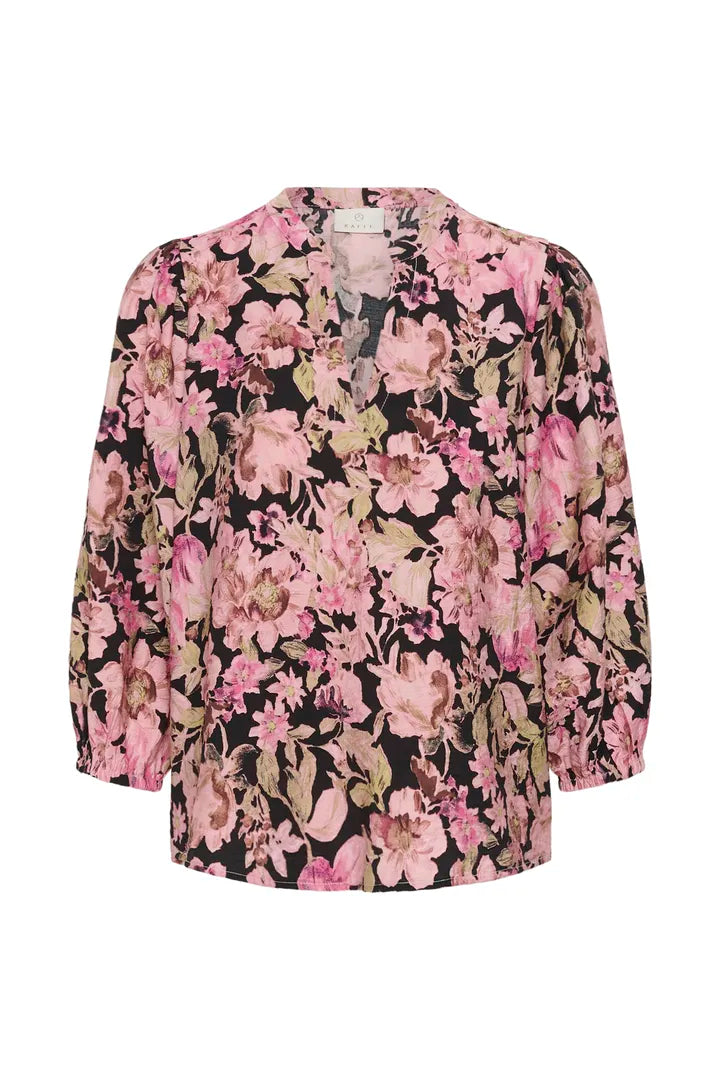 Blus med rosa och beiga blommor på svart botten, V-ringning och puffärmar, fotograferad framifrån | KAFFE | Lilla Hem