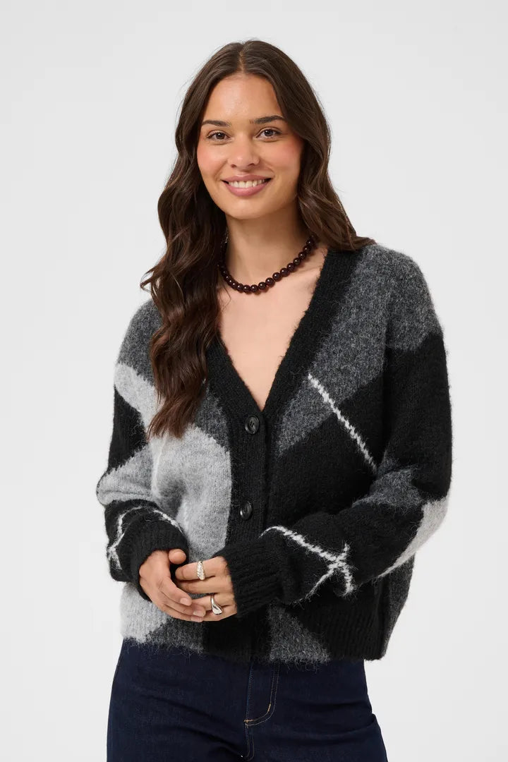 Modell bär stickad cardigan med svart och grått rutmönster, sett framifrån | KAFFE | Lilla Hem