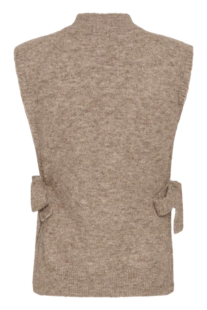Stickad väst i beige sett framifrån med högt halsband och sidoknytningar | KAFFE | Lilla Hem