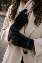Modell bär svarta stickade fingervantar med vit långärmad skjorta under beige blazer | BEST ANGEL | Lilla Hem