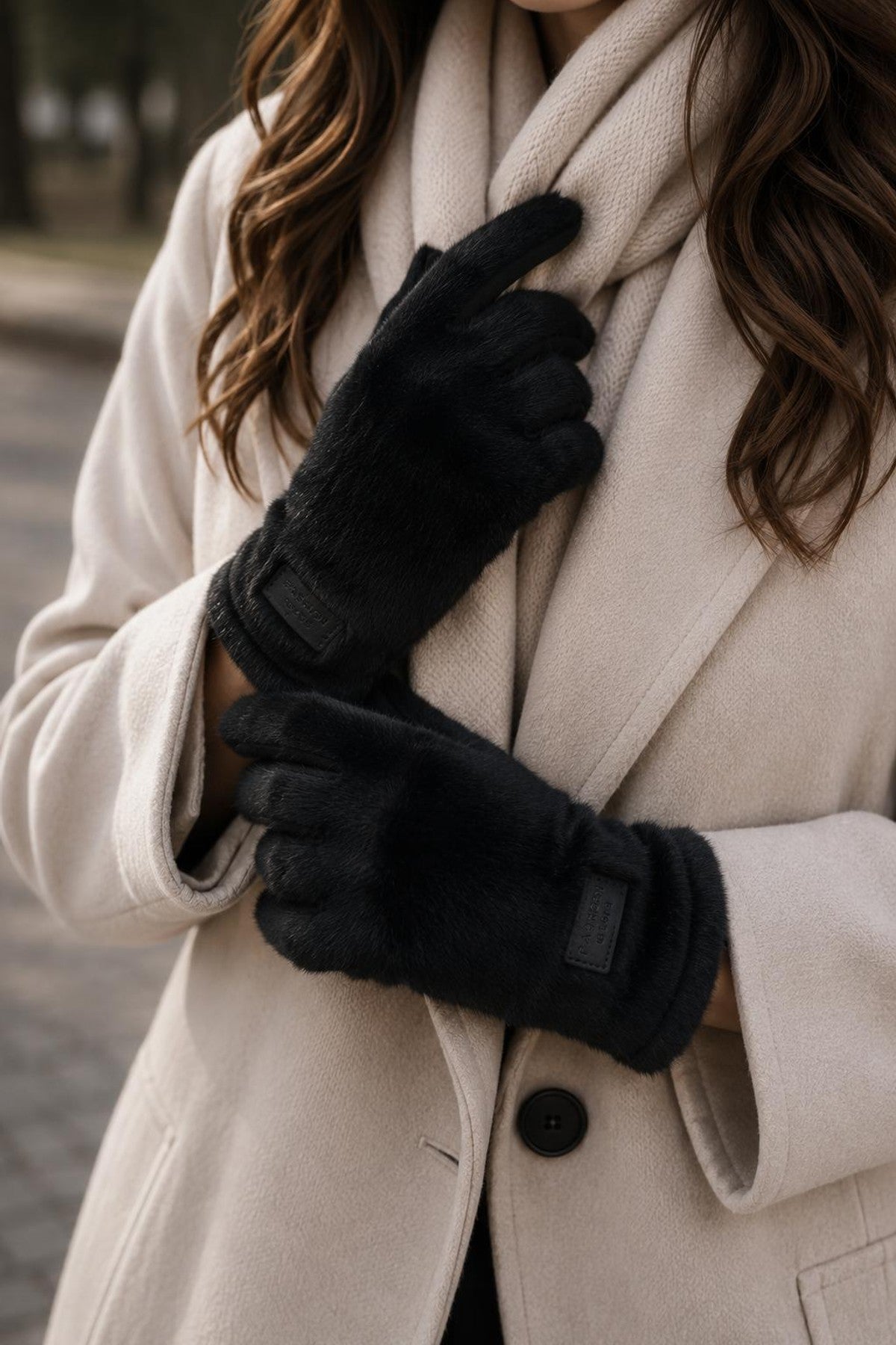 Modell bär svarta stickade fingervantar med vit långärmad skjorta under beige blazer | BEST ANGEL | Lilla Hem