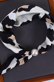 Scarf i svart, vitt och beige med abstrakt mönster, vikt cirkulärt med pärldetalj | BEST ANGEL | Lilla Hem