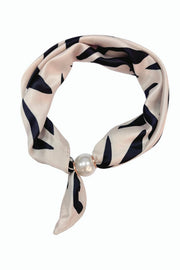 Scarf i beige och marinblått mönster med pärldetalj, fotograferad platt mot vit bakgrund | BEST ANGEL | Lilla Hem