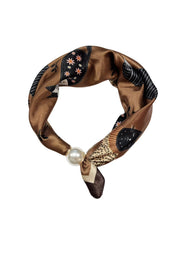 Scarf i kamelbrunt och svart med blommigt tryck, fastsatt med pärlknapp | BEST ANGEL | Lilla Hem