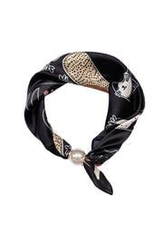 Svart scarf med paisley- och blomstermönster, pärla och knytdetalj, fotograferad framifrån mot vit bakgrund | BEST ANGEL | Lilla Hem