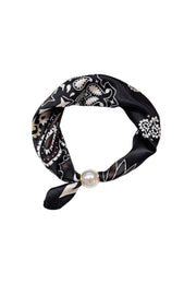 Svart scarf med paisley- och blommönster, sammanfäst med en pärla mot vit bakgrund | BEST ANGEL | Lilla Hem