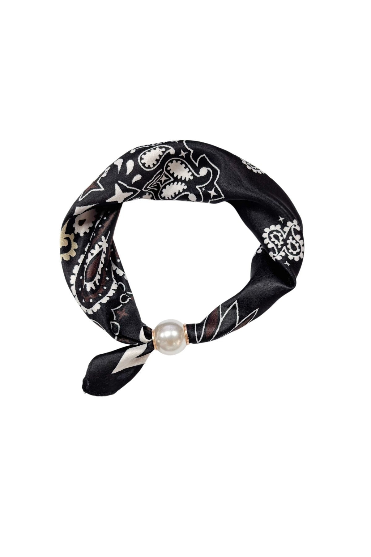 Svart scarf med paisley- och blommönster, sammanfäst med en pärla mot vit bakgrund | BEST ANGEL | Lilla Hem