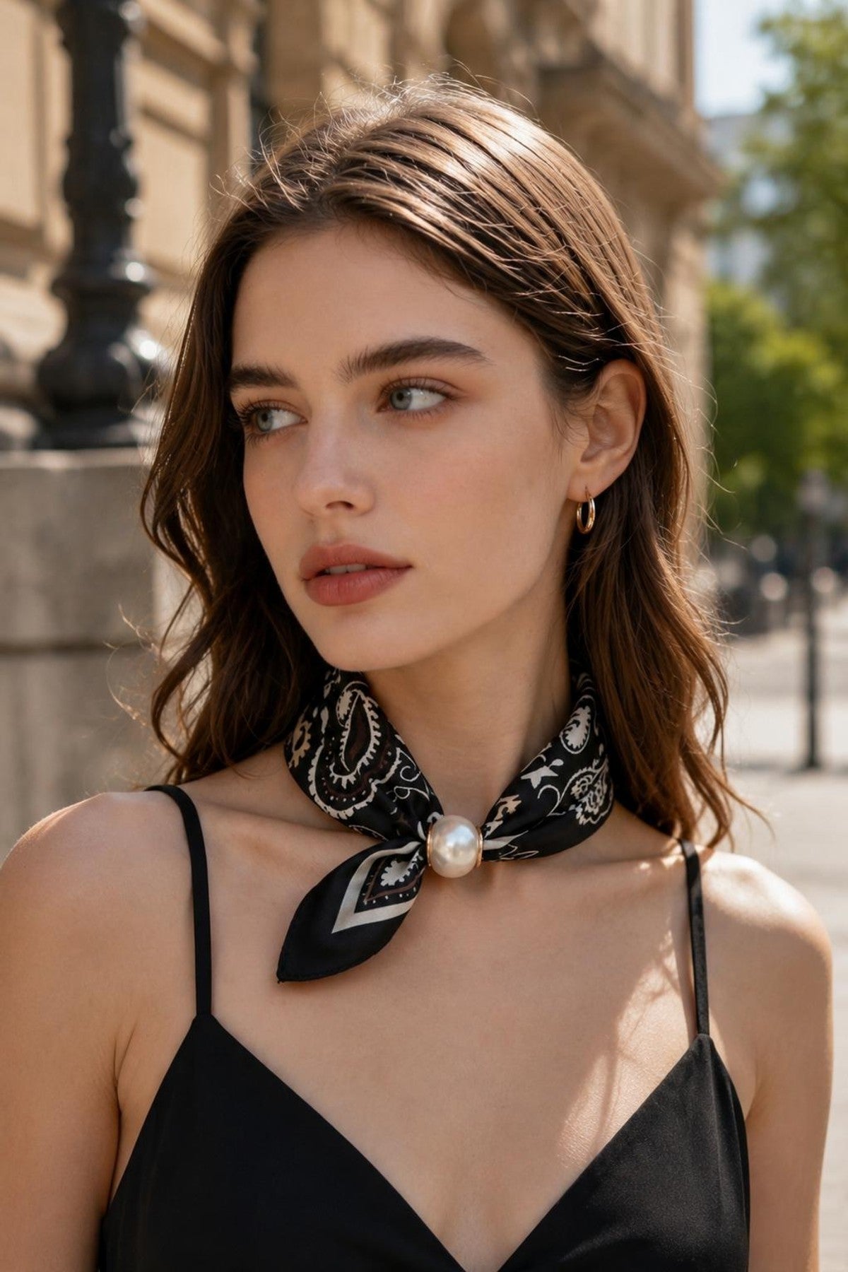 Modell bär svart paisley-scarf knutet runt halsen med pärla, sett från sidan | BEST ANGEL | Lilla Hem