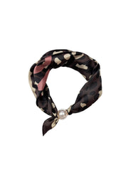 Scarf i svart med leopardmönster i beige och rosa, sammanknuten med pärla | BEST ANGEL | Lilla Hem