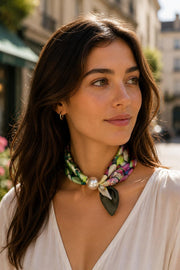 Modell bär scarf med blommigt mönster och pärldetalj, sett från sidan utomhus | BEST ANGEL | Lilla Hem