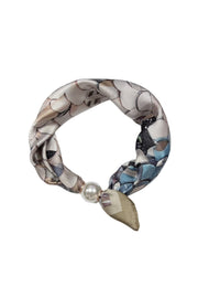 Scarf i cirkelform med blommigt tryck i taupe, svart och blått, dekorerad med pärlkula vid änden | BEST ANGEL | Lilla Hem