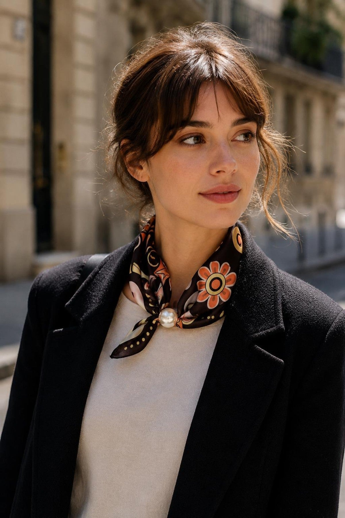 Modell bär scarf med blommigt mönster och pärldetalj, knuten runt halsen över svart blazer | BEST ANGEL | Lilla Hem