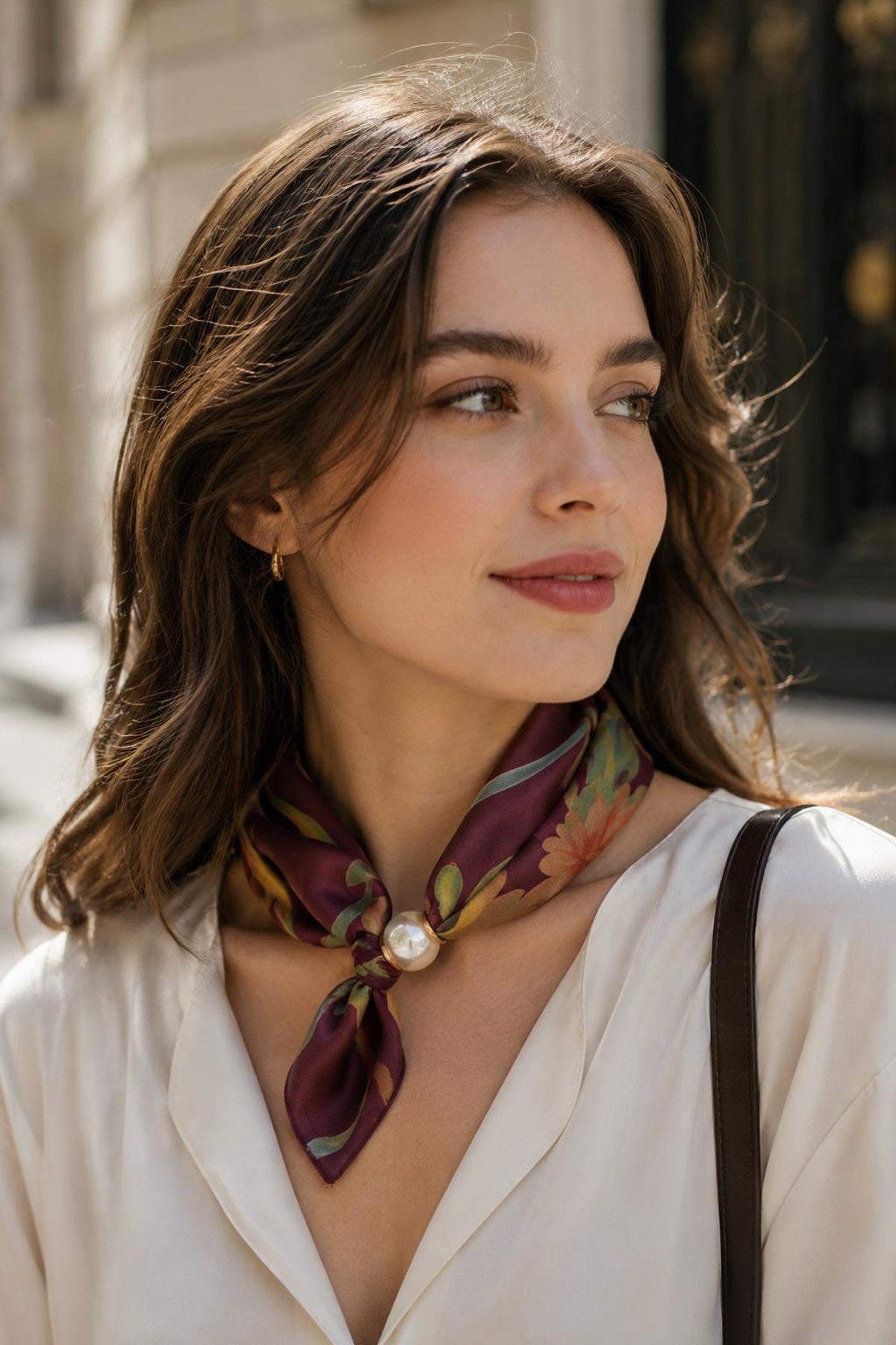 Modell bär burgundy scarf med blommigt mönster knuten runt halsen, sett i profilvinkel | BEST ANGEL | Lilla Hem