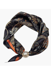Scarf med paisley- och blomstermönster i svart, guld och orange, sammanknuten med pärlkula | BEST ANGEL | Lilla Hem