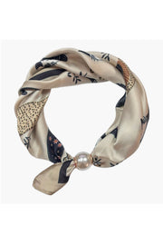 Scarf i beige med mönster av blad och fåglar, sammanknuten med pärldetalj | BEST ANGEL | Lilla Hem