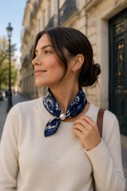 Modell bär marinblå paisleyscarf med pärla knuten runt halsen över beige stickad tröja | BEST ANGEL | Lilla Hem