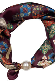 Scarf i burgundy med geometriska mönster i blått, rött och grönt, sluten med pärlknapp | BEST ANGEL | Lilla Hem