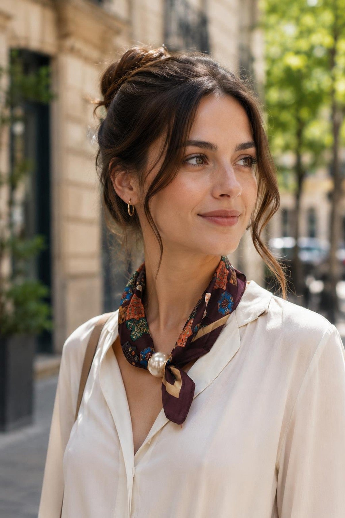 Modell bär beige skjorta med mönstrad scarf i bordo och blått knuten runt halsen | BEST ANGEL | Lilla Hem