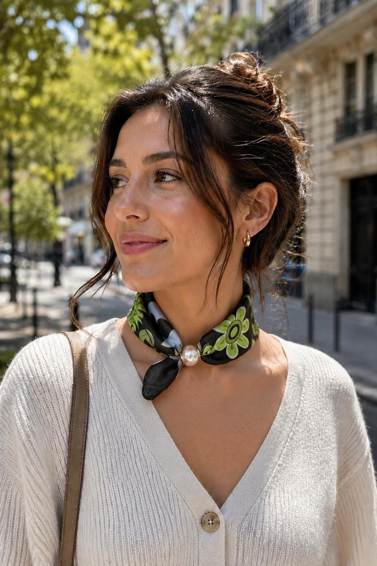 Modell bär scarf med gröna blommor och pärldetalj runt halsen, sett från sidan | BEST ANGEL | Lilla Hem