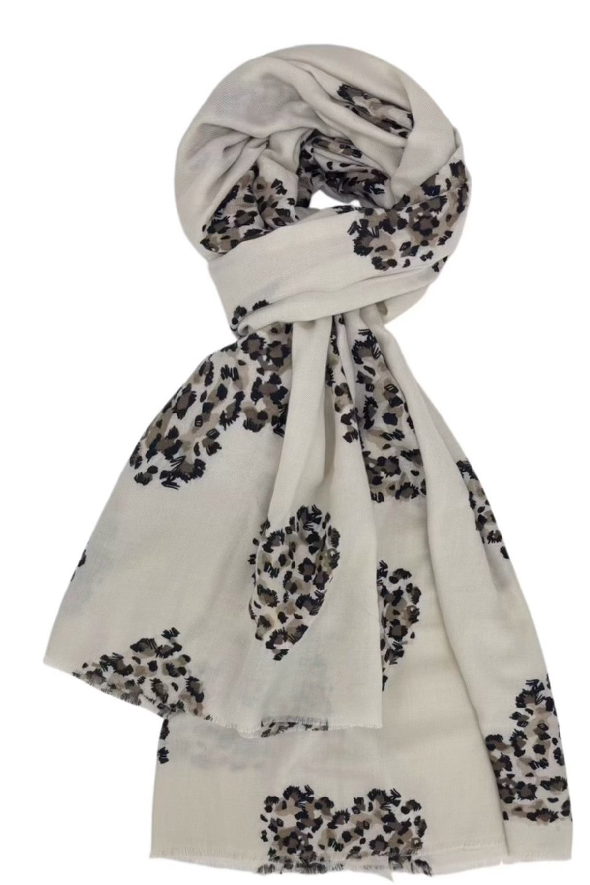 Scarf i beige med svarta leopardhjärtmönster, virad runt en mannekäng mot vit bakgrund | BEST ANGEL | Lilla Hem