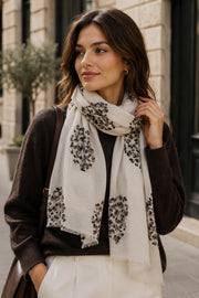 Modell bär beige scarf med leopardhjärtmönster, sett från sidan utomhus | BEST ANGEL | Lilla Hem