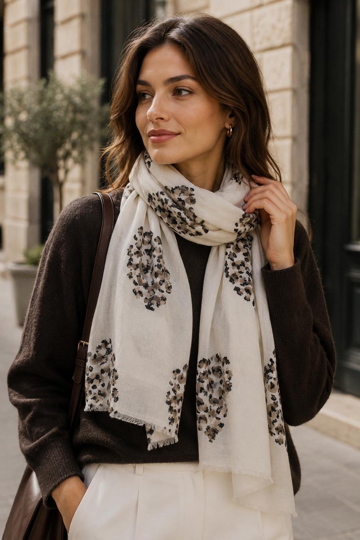 Modell bär beige scarf med leopardhjärtmönster, sett från sidan utomhus | BEST ANGEL | Lilla Hem