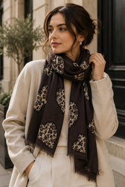 Modell bär leopardmönstrad scarf i svart och beige över beige cardigan, sett från sidan | BEST ANGEL | Lilla Hem