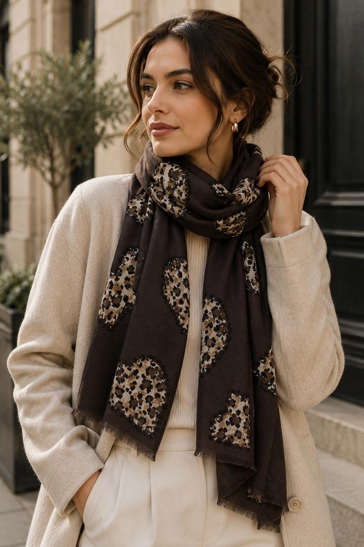 Modell bär leopardmönstrad scarf i svart och beige över beige cardigan, sett från sidan | BEST ANGEL | Lilla Hem