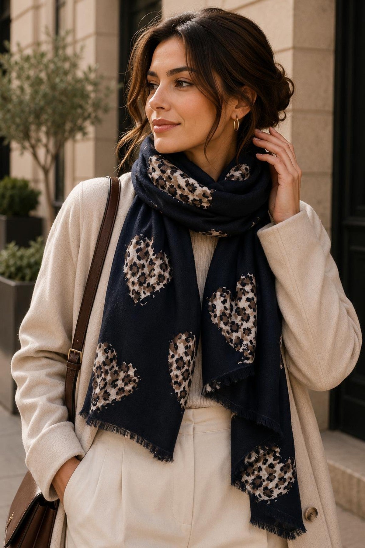 Modell bär svart scarf med leopardmönster, styld med beige cardigan och väska | BEST ANGEL | Lilla Hem