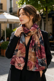 Modell bär blommig scarf i rött och beige över svart blazer, sett från sidan utomhus | BEST ANGEL | Lilla Hem